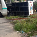 Ônibus colide com trem em Costa Barros e interrompe circulação no ramal Belford Roxo