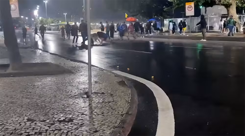 Confusão em Copacabana termina em briga generalizada entre turistas na madrugada