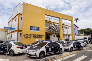  Polícia interrompe agressão contra mulher após ouvir pedidos de socorro perto de delegacia em Macaé