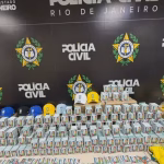 Polícia Civil apreende 200 mil figurinhas falsas da Copa do Mundo em Nova Iguaçu