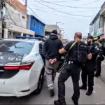 Operação prende suspeitos do Comando Vermelho em Duque de Caxias; um tentou fugir usando uniforme de prestadora de serviço