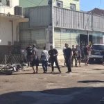 Dois homens morrem durante ação da PM em São Gonçalo e moradores protestam na BR-101