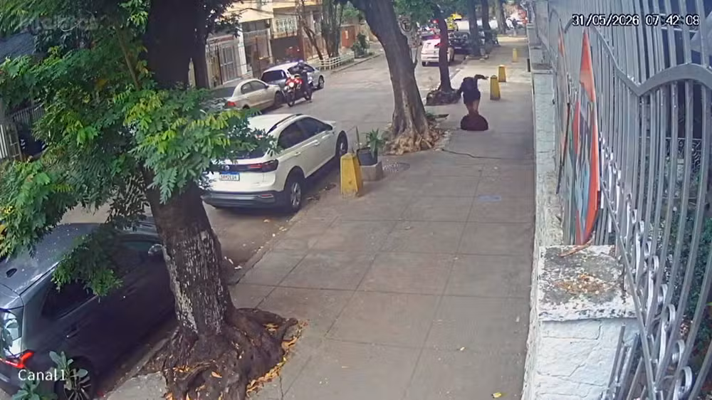 Mulher fica ferida após cair em bueiro com tampa solta no Maracanã