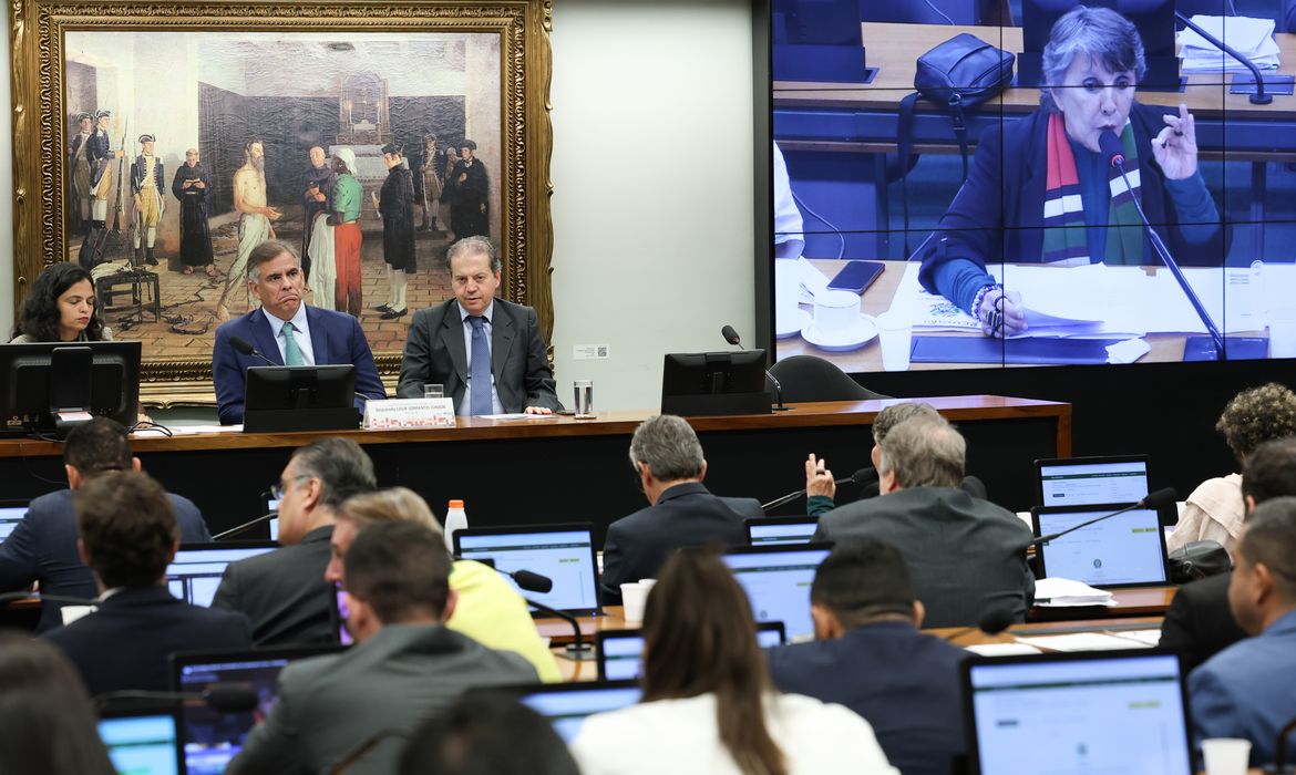 Brasília – DF – 10/06/2026 – Reunião da Comissão de Constituição e Justiça da Câmara que aprovou a proposta de emenda à Constituição (PEC 32/2025) que estabelece a maioridade civil e penal aos dezesseis anos de idade. Foto: Lula Marques/Agência Brasil.