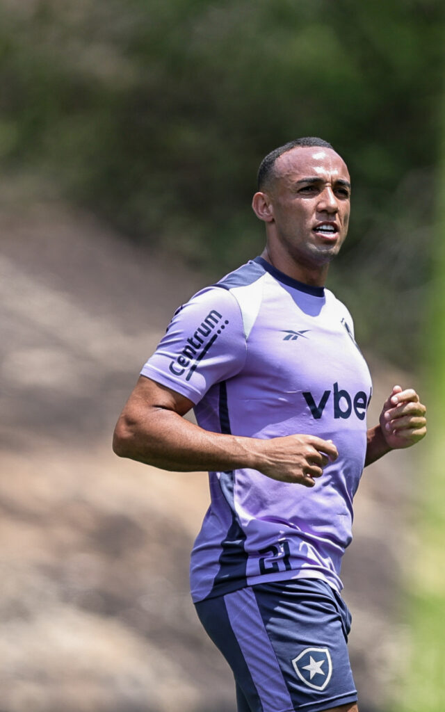 Marçal revela briga com companheiro de equipe durante preparação do Botafogo: “Foi para valer”