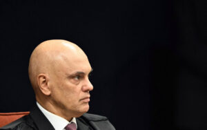 Moraes abre prazo para manifestação da PGR em investigação contra Flávio Bolsonaro