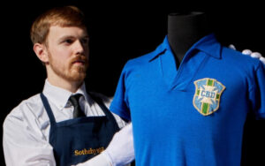 Camisa histórica de Pelé na final da Copa de 1958 vai a leilão e pode alcançar R$ 30 milhões
