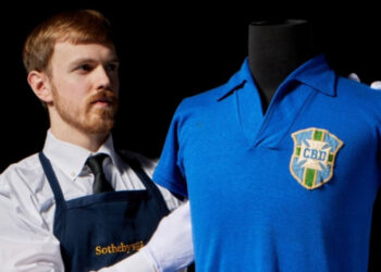 Camisa histórica de Pelé na final da Copa de 1958 vai a leilão e pode alcançar R$ 30 milhões