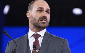 Eduardo Bolsonaro defende Júlia Zanatta como vice em possível chapa de Flávio Bolsonaro