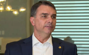 Flávio Bolsonaro pede participação em audiência nos EUA sobre tarifa a produtos brasileiros