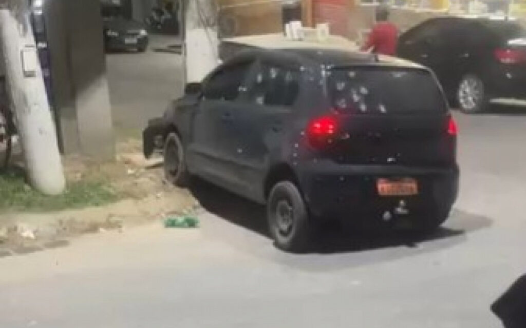 Homem fica ferido após ter carro atingido por mais de 15 tiros em Duque de Caxias