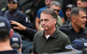 Bolsonaro diz à Polícia Civil que entregou arma a segurança para conserto