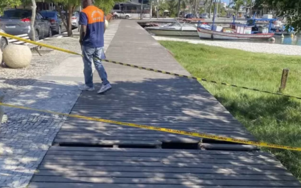 Mulher fica ferida após deck ceder às margens do Canal do Itajuru, em Cabo Frio
