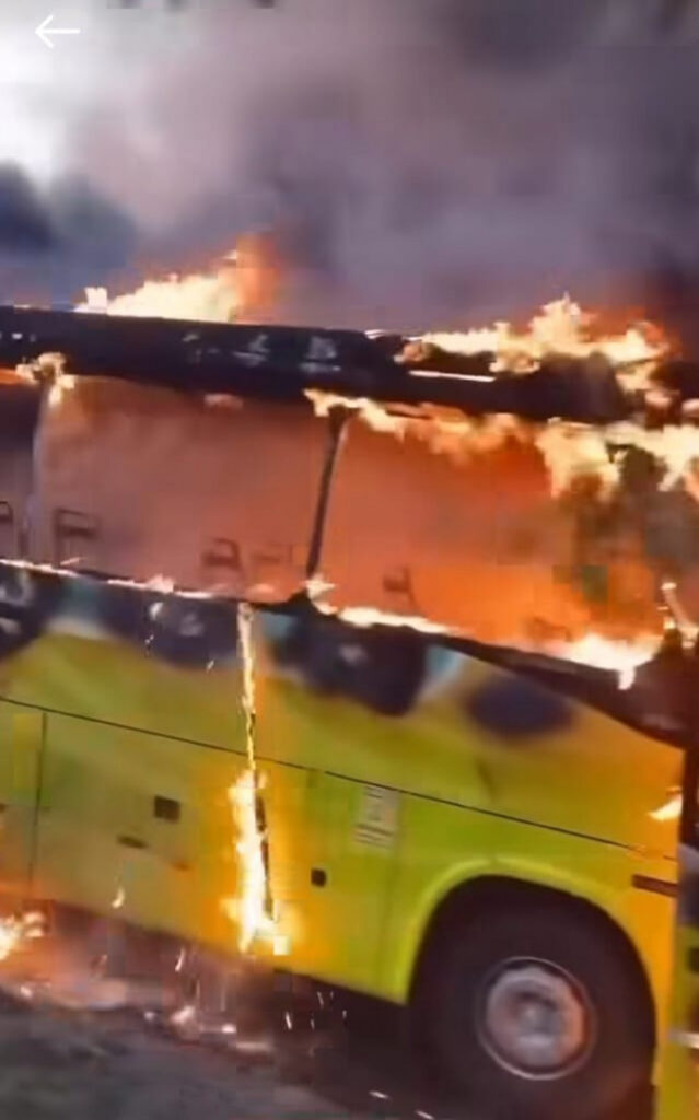 Ônibus da Costa Verde pega fogo e interdita Rio-Santos em Itaguaí