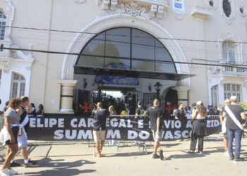 Torcedores do Vasco realizam manifestação em apoio a Pedrinho em São Januário