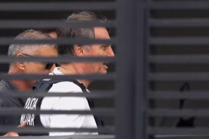 Bolsonaro pode ter prisão domiciliar prorrogada; decisão cabe a Moraes