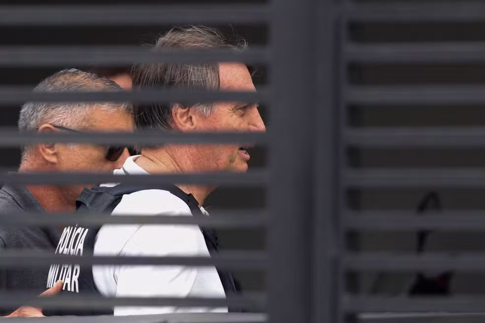 Bolsonaro pode ter prisão domiciliar prorrogada; decisão cabe a Moraes