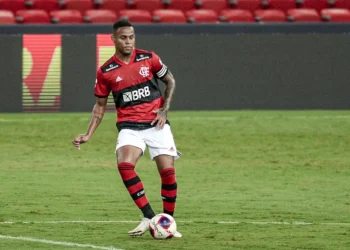 Ex-zagueiro do Flamengo desperta interesse do Barcelona após destaque na Espanha