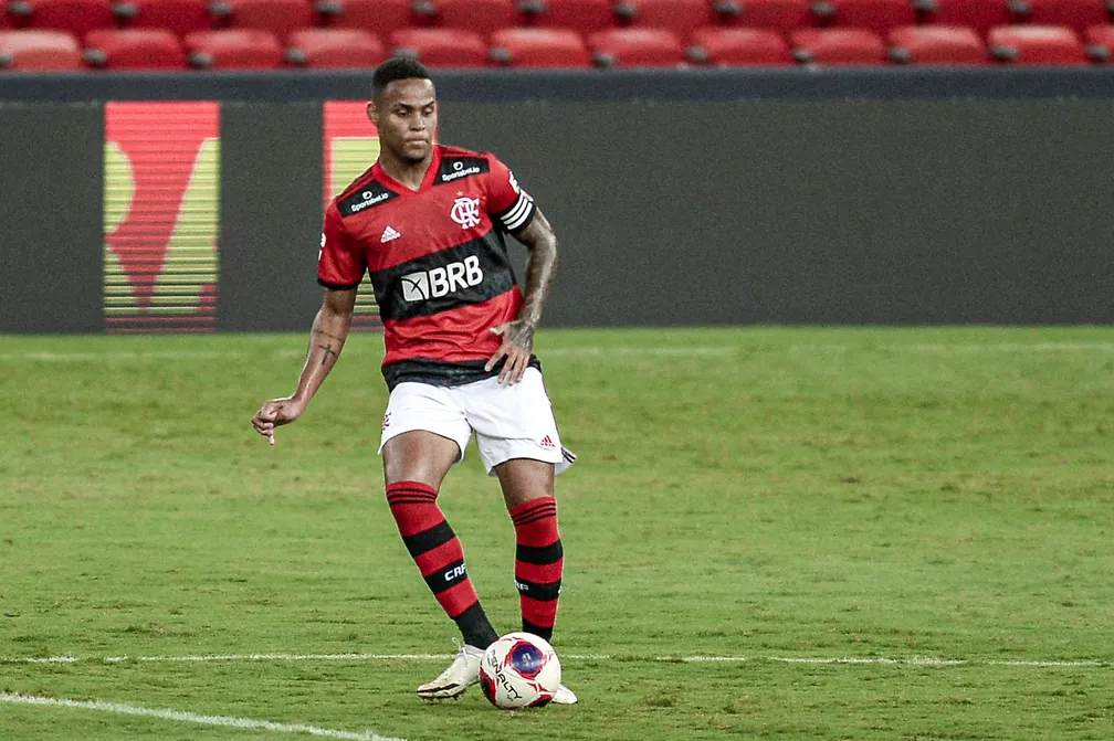 Ex-zagueiro do Flamengo desperta interesse do Barcelona após destaque na Espanha