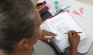 Brasil tem 8,4 milhões de analfabetos, menor nível desde 2016, aponta IBGE