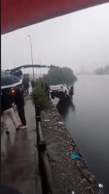 Carro despenca de viaduto na Barra da Tijuca, cai em canal e deixa um morto e uma mulher gravemente ferida