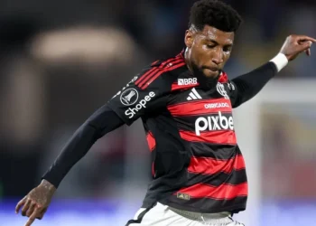 Flamengo recebe proposta do Aston Villa por Emerson Royal
