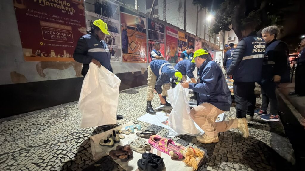 Operação em Copacabana e Botafogo aplica mais de R$ 21 mil em multas e remove materiais irregulares