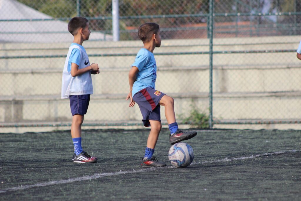 Alunos da Vila Olímpica de Ramos participam de desafio internacional para bater recorde de embaixadinhas