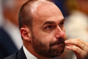 STF analisa acusação contra Eduardo Bolsonaro por suposta tentativa de interferência em processo sobre tentativa de golpe