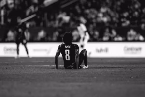 Ismael Koné se pronuncia após fratura na perna e fala em “teste de fé”