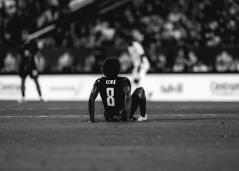 Ismael Koné se pronuncia após fratura na perna e fala em “teste de fé”
