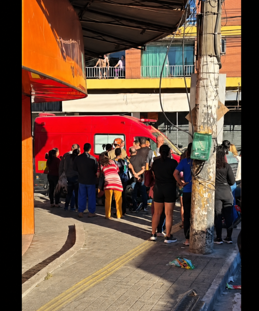Acidente entre carro e moto deixa casal ferido no Centro de Queimados