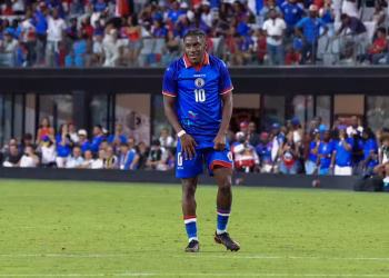 Fifa solicita alteração na camisa do Haiti e gera debate sobre símbolo histórico do país