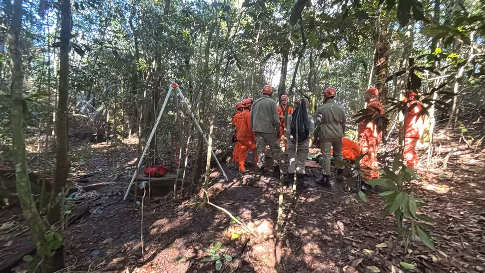 Após descoberta de cemitério clandestino, equipes iniciam retirada de corpos em Rio das Pedras