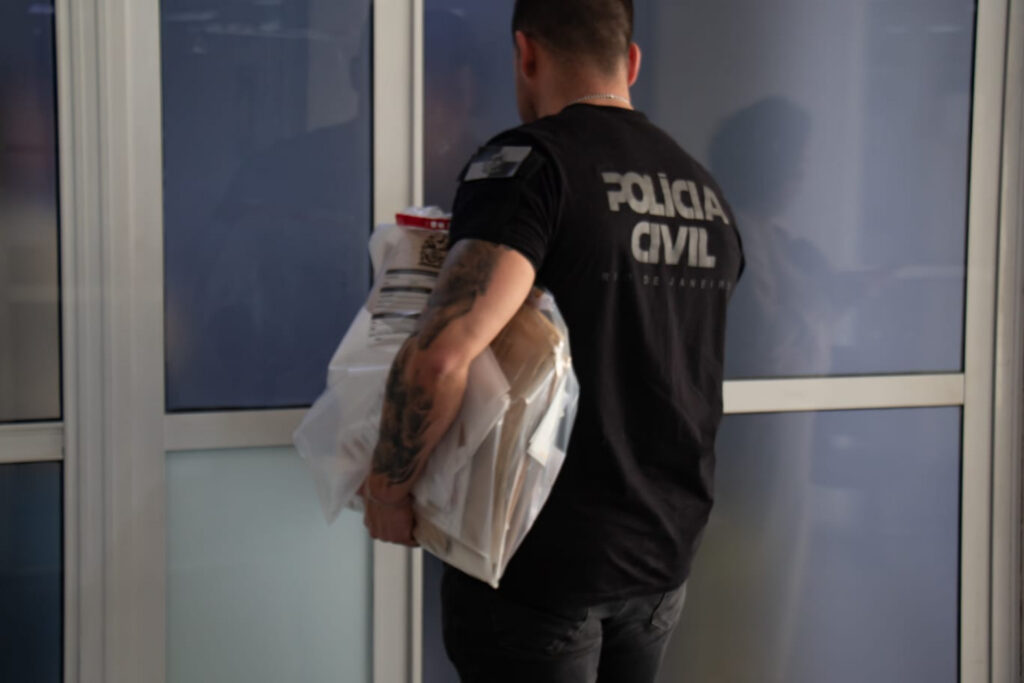 Operação da Polícia Civil mira esquema de extorsão e lavagem de dinheiro ligado ao TCP no Complexo do São Carlos