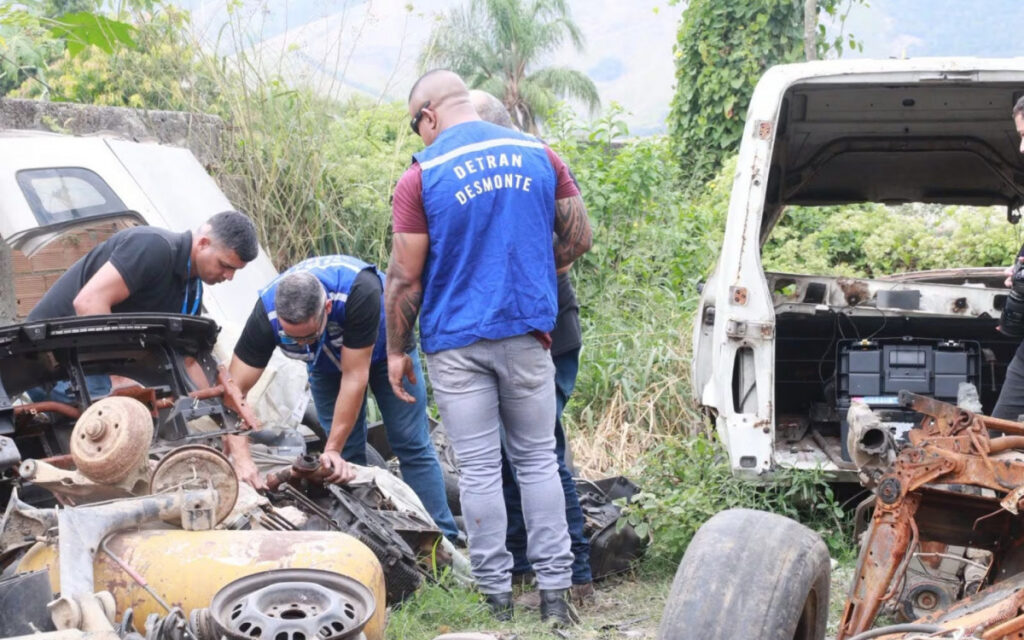 Ferro-velho irregular é interditado em Nova Iguaçu após fiscalização encontrar peças furtadas
