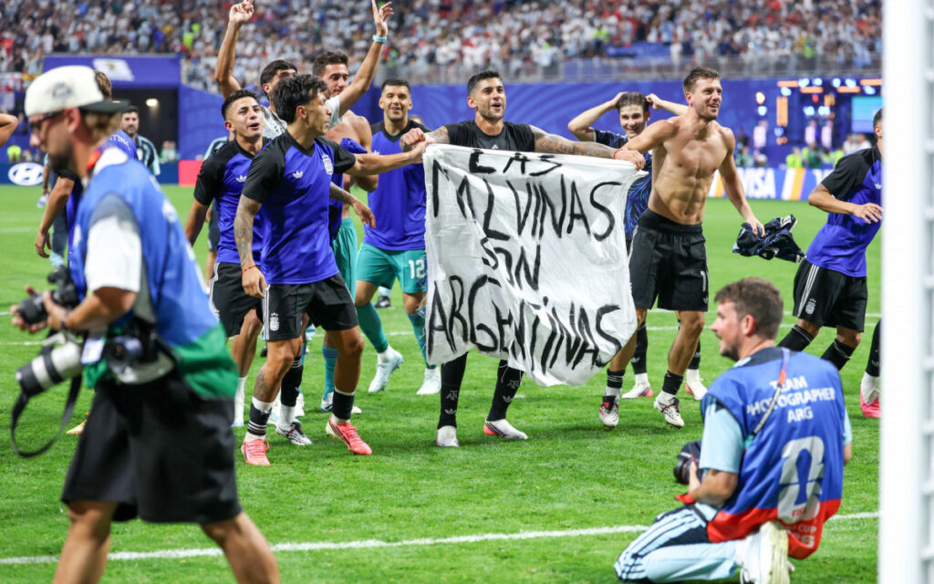 Governo do Reino Unido pede investigação da Fifa após jogadores da Argentina exibirem faixa sobre as Malvinas