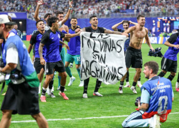 Governo do Reino Unido pede investigação da Fifa após jogadores da Argentina exibirem faixa sobre as Malvinas