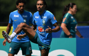 Presença de Raphinha em treino anima Seleção, mas retorno ainda é incerto