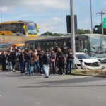 Emboscada a policiais fecha escolas, interdita Avenida Brasil e mobiliza megaoperação no Muquiço