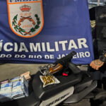 Homem é preso após roubo a farmácia no Grajaú; PM apreende armas e mais de R$ 4 mil