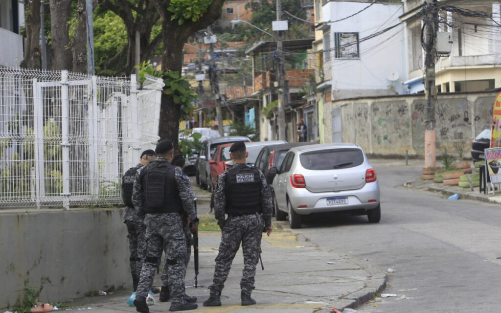 PM realiza operação contra cobrança ilegal de serviços no Complexo do Jardim Novo, em Realengo