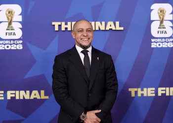 Roberto Carlos pede desculpas à torcida do Palmeiras por ter defendido o Corinthians