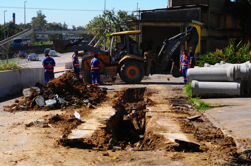 CODENI inicia reparo em rede de esgoto danificada durante obras da Via Dutra em Nova Iguaçu