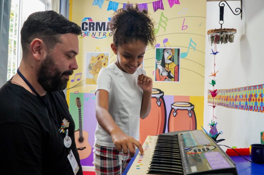 Centro de Referência do Autista de São Gonçalo amplia uso da musicoterapia no desenvolvimento de crianças com TEA