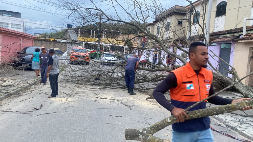 Ventos mobilizam Defesa Civil de Japeri; Os agentes estão percorrendo os locais atingidos em apoio aos moradores