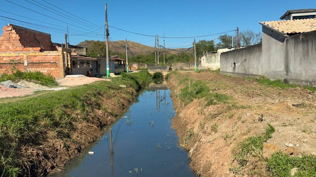 Com alerta para os impactos do El Niño, Prefeitura intensifica limpeza do Canal da Chacrinha