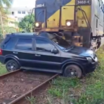 Trem da MRS atinge carro em passagem de nível em Muriqui