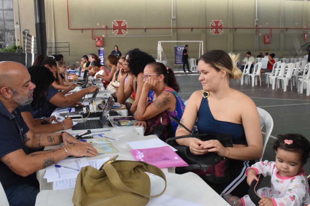 CadMóvel Carioca leva atendimento do CadÚnico e cursos gratuitos a São Januário