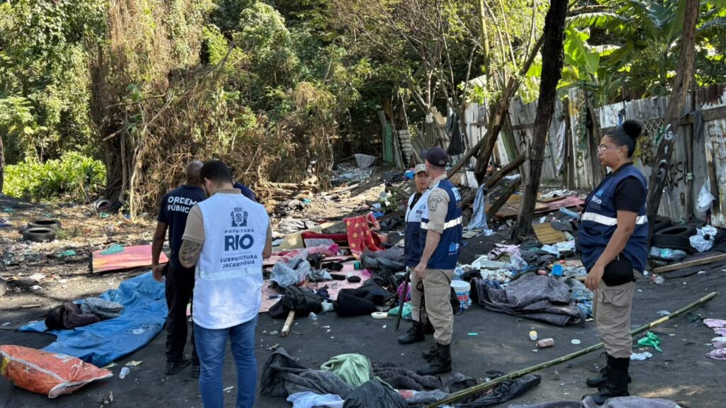 Operação na Praça Seca retira barracas irregulares e apreende objetos cortantes em ação de ordenamento